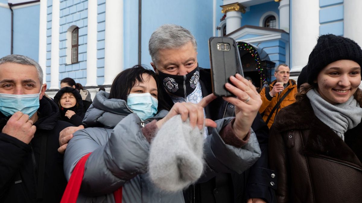 Ukrajinský exprezident Porošenko přišel o pas. Do vazby ale nemusí